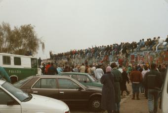 In the West, thousands await the border opening on Potsdamer Platz, 12 November 1989 © Stadtmuseum Berlin | photo: Raimund Franke