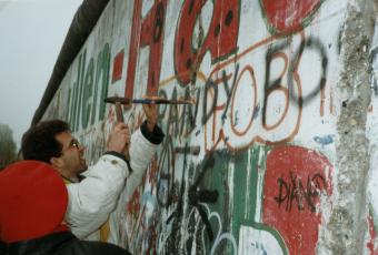 The first Mauerspechts cut out pieces of the Wall, 12 November 1989 © Stadtmuseum Berlin | photo: Raimund Franke