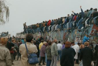 From above, people cheer the border guards on the other side, 12 November 1989 © Stadtmuseum Berlin | photo: Raimund Franke