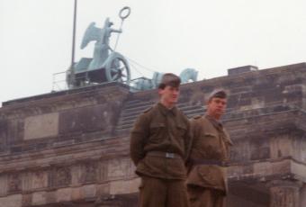 GDR border guards on the Wall in front of the Brandenburg Gate © Stadtmuseum Berlin | photo: Raimund Franke