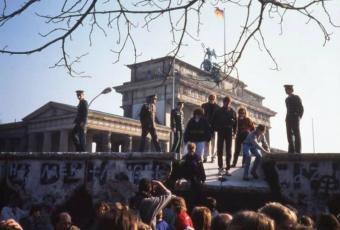 Supervised descent from the Wall in front of Brandenburg Gate, 1990