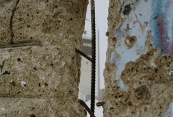 A hole in the Wall reveals a view of a GDR watchtower, 12 November 1989 © Stadtmuseum Berlin | photo: Raimund Franke