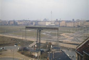 The same perspective in 1970: view of the cleaned and fortified Wall segments 