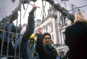 Crossing borders at the Reichstag, 1990