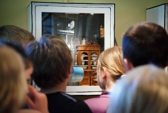 Display cases depict life in a Berlin tenement around 1900