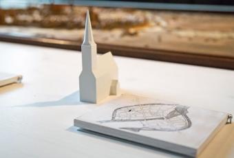 For key buildings there are tactile models and information panels