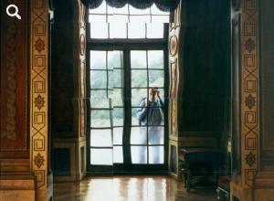 The painting Zaungast im Spiegel der Zeiten (Onlooker in the Mirror of the Times) depicts a room of Charlottenburg Palace with a person looking in from the outside through a window