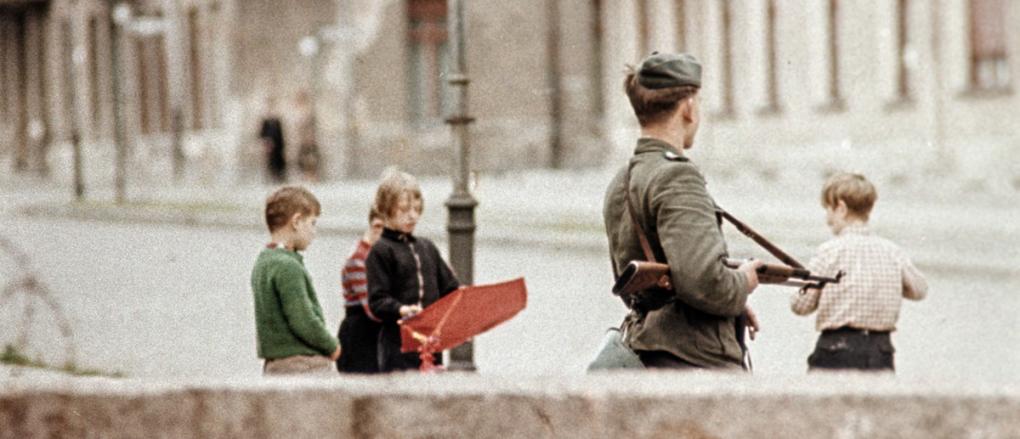 The Berlin Wall with armed guard and playing children (excerpt), 1961 © & Photo: Walter Schulze (Reproduction: Oliver Ziebe) Armed guard and playing children at the Berlin Wall